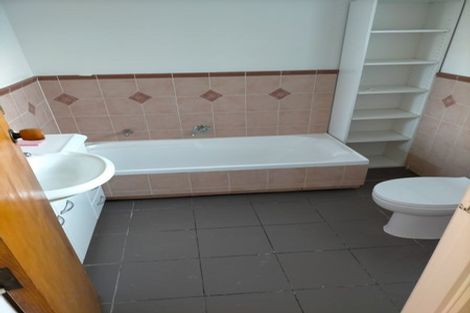 Photo of property in 22 Raymond Terrace, Northcote, Auckland, 0627