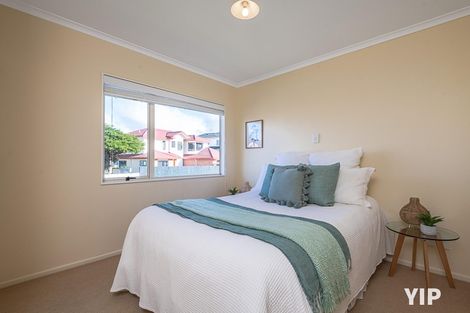 Photo of property in 1 Bennett Grove, Newlands, Wellington, 6037