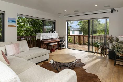 Photo of property in 8b Dallinghoe Crescent, Milford, Auckland, 0620