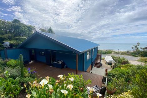 Photo of property in 72 Beach Road, Collingwood, 7073