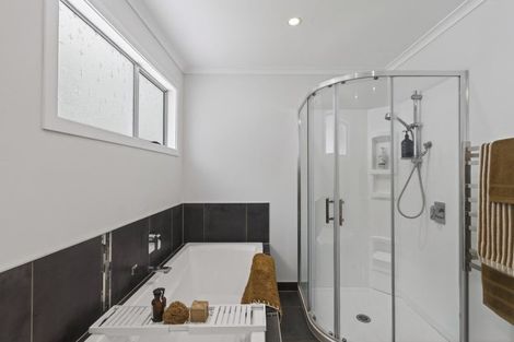 Photo of property in 5 Whitby Place, Westown, New Plymouth, 4310