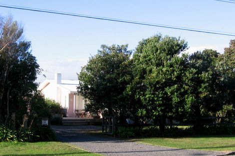 Photo of property in 19 Rangihiroa Street, Waikanae Beach, Waikanae, 5036