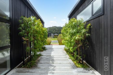 Photo of property in 1 Len Ireland Drive, Kumeu, 0810