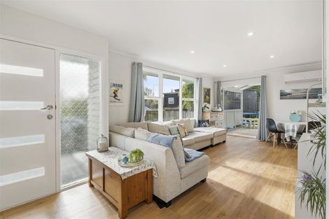 Photo of property in 2/276a Wairau Road, Glenfield, Auckland, 0627