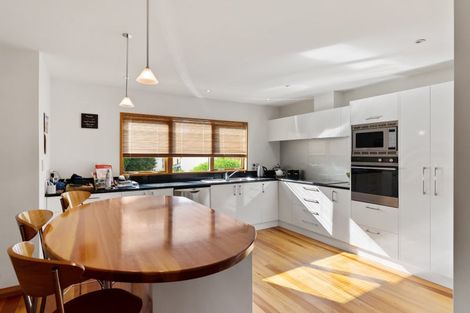 Photo of property in 33 Bryndwr Road, Fendalton, Christchurch, 8052