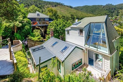 Photo of property in 21 Ferry Road, Days Bay, Lower Hutt, 5013