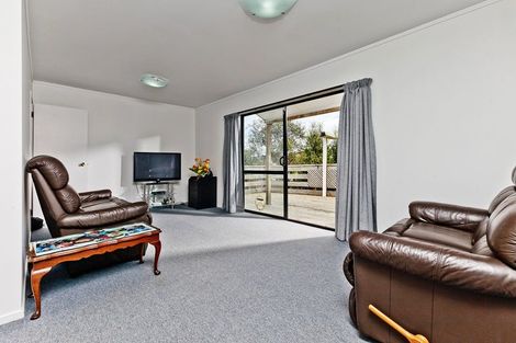 Photo of property in 1/1 Cheval Drive, Totara Vale, Auckland, 0629