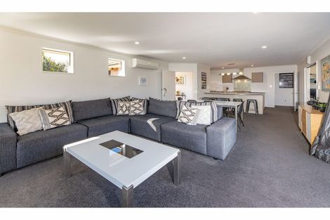 Photo of property in 10 Coolspring Way, Redwood, Christchurch, 8051