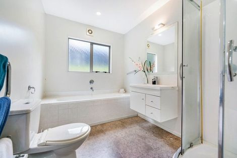 Photo of property in 1a Highgrove Lane, Totara Vale, Auckland, 0632