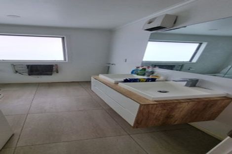 Photo of property in 121 Centreway Road, Orewa, 0931