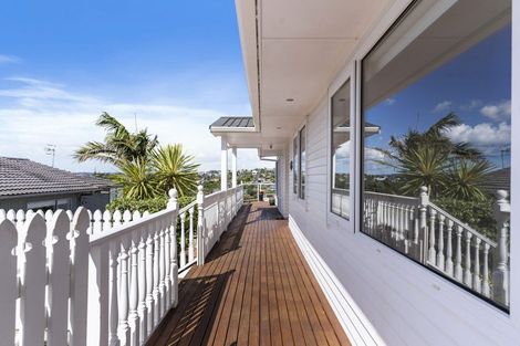 Photo of property in 1/7 Colmar Road, Mellons Bay, Auckland, 2014