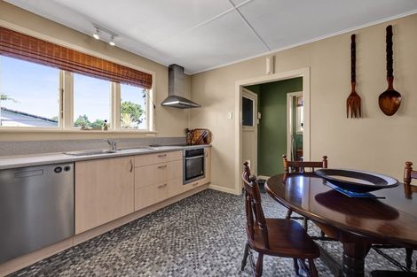 Photo of property in 77 Omata Road, Marfell, New Plymouth, 4310