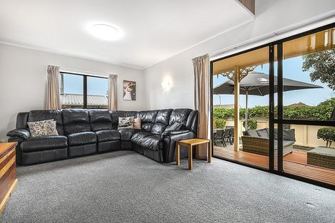 Photo of property in 14 Hadley Wood Drive, Wattle Downs, Auckland, 2103