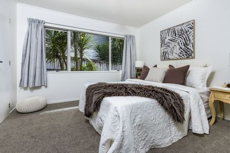 Photo of property in 2/13 Valecrest Place, Bayview, Auckland, 0629