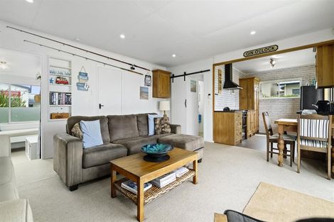 Photo of property in 17 Pukehina Parade, Pukehina, 3189