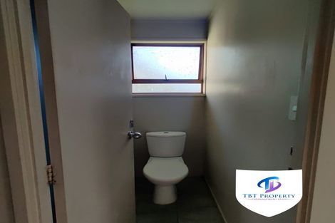 Photo of property in 2/41 Challen Close, Conifer Grove, Takanini, 2112