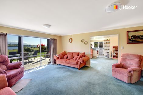 Photo of property in 24 Surrey Bay Road, Waihola, Outram, 9073