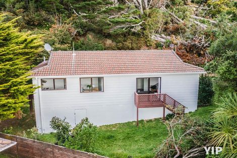 Photo of property in 27a Fernhaven Grove, Newlands, Wellington, 6037