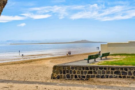 Photo of property in Seaview Apartments, 3/64 Milford Road, Milford, Auckland, 0620