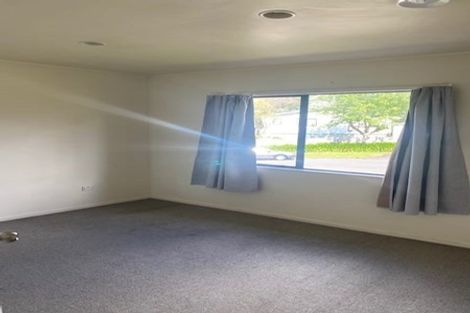 Photo of property in 3a Louise Place, West Harbour, Auckland, 0618