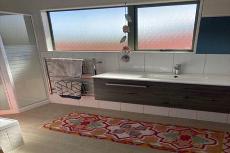 Photo of property in 43 Walton Street, Red Beach, 0932