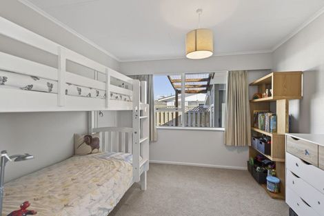 Photo of property in 25 Waiwera Place, Merrilands, New Plymouth, 4312