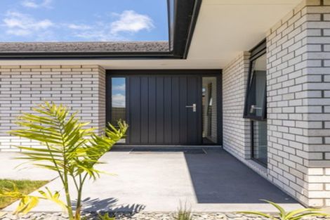 Photo of property in 8 Oakmont Crescent, Waiwhakaiho, New Plymouth, 4312