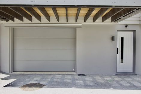 Photo of property in 3/94 Target Road, Totara Vale, Auckland, 0629