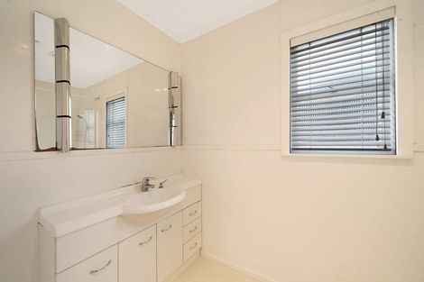 Photo of property in 16 Coniston Avenue, Te Atatu South, Auckland, 0610
