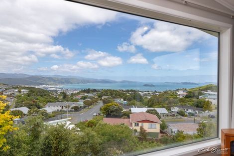 Photo of property in 39 Oakleigh Street, Maungaraki, Lower Hutt, 5010