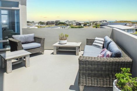 Photo of property in 9 Trafalgar Street, Foxton Beach, Foxton, 4815