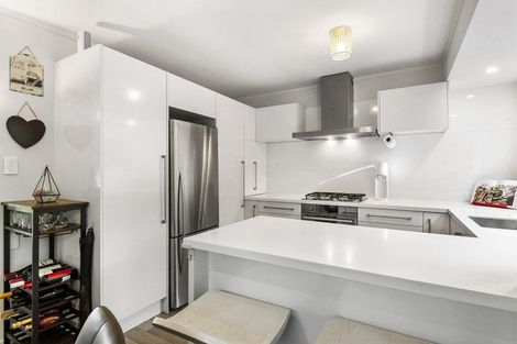 Photo of property in 1/6 Phillipa Place, Browns Bay, Auckland, 0630