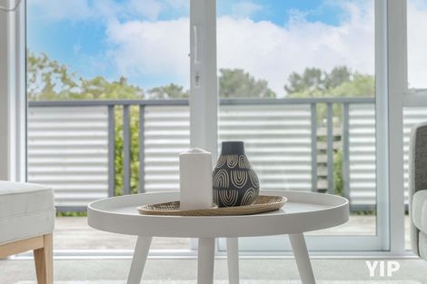 Photo of property in 7c Cheyne Walk, Newlands, Wellington, 6037