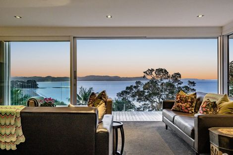 Photo of property in 33 Chelverton Terrace, Red Beach, 0932