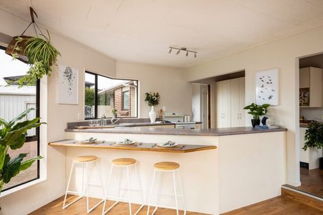 Photo of property in 42 Heta Road, Highlands Park, New Plymouth, 4312