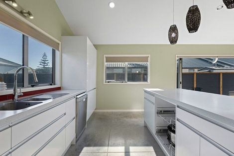 Photo of property in 6 Breaker's Crescent, Waihi Beach, 3611