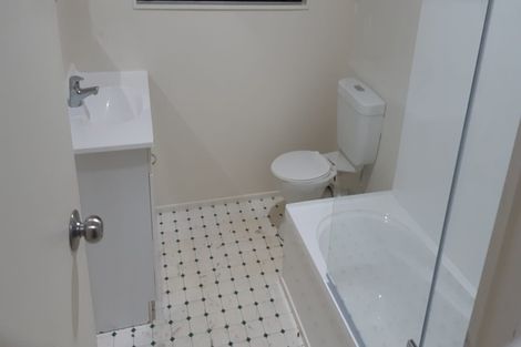 Photo of property in 6/44 Fields Parade, Oteha, Auckland, 0632