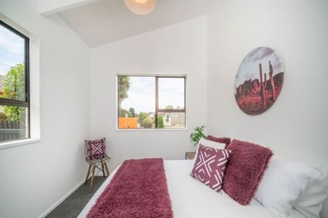 Photo of property in 2/92c Englefield Road, Northwood, Christchurch, 8051