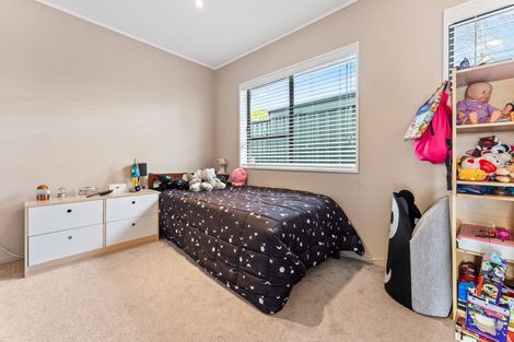 Photo of property in 2/41 Highland Drive, Highland Park, Auckland, 2010