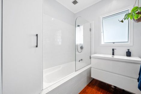 Photo of property in 20 Bradbury Road, Botany Downs, Auckland, 2010