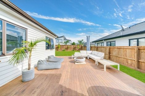 Photo of property in 102 Twin Parks Rise, Papakura, 2110