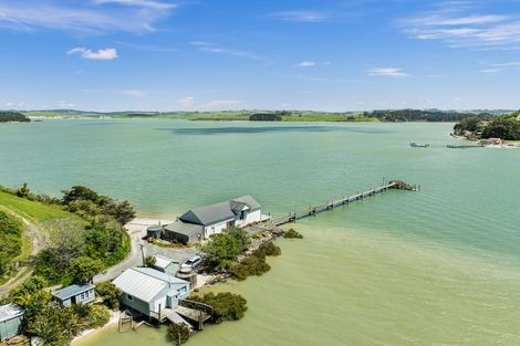 Photo of property in 26 Oxford Street, Whakapirau, 0583