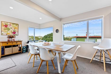 Photo of property in 16 Knightsbridge Drive, Forrest Hill, Auckland, 0620