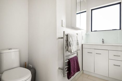 Photo of property in 4/10 Heathglen Place, Bayview, Auckland, 0629