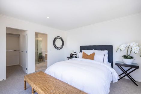 Photo of property in 8 Oakmont Crescent, Waiwhakaiho, New Plymouth, 4312