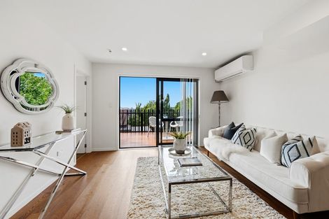 Photo of property in 4/19 Trias Road, Totara Vale, Auckland, 0629