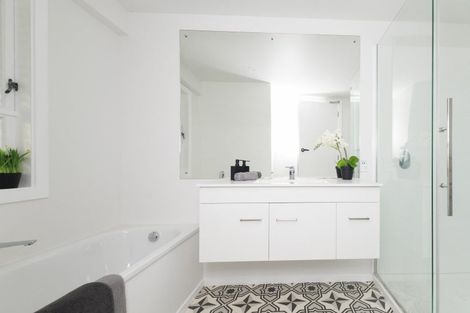 Photo of property in 7 Westhill Road, Point Howard, Lower Hutt, 5013