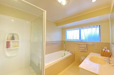 Photo of property in 38 West Fairway, Golflands, Auckland, 2013