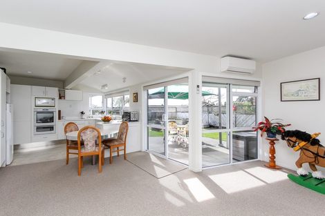 Photo of property in 14 Del Mar Place, Merrilands, New Plymouth, 4312