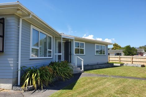 Photo of property in 2 Whirinaki Crescent, Heretaunga, Upper Hutt, 5018